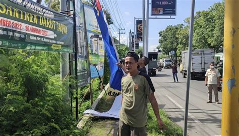 Puluhan Reklame Liar Di Ponorogo Ditertibkan Satpol PP