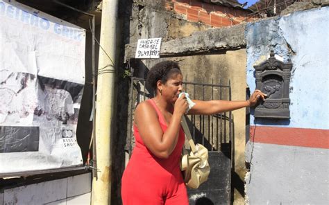 Um dia após rompimento de adutora moradores de casas inundadas ainda