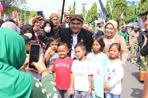 Warga Berebut Selfie Dengan Bupati Wakil Bupati Saat Kirab Budaya Hari