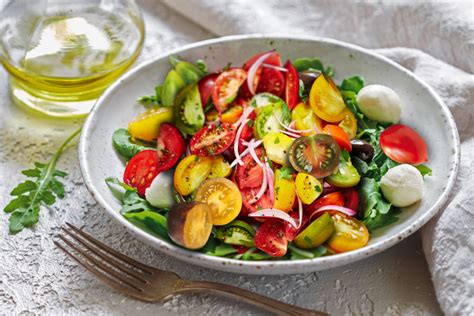 Salade composée tomates cerises roquette et mozzarella