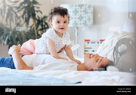 Jeune Fille Allongée Sur Le Ventre Banque De Photographies Et Dimages