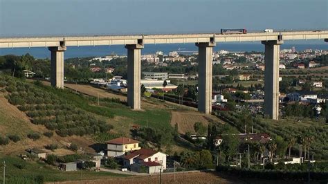 Tortoreto Si Toglie La Vita Buttandosi Dal Viadotto Del Salinello