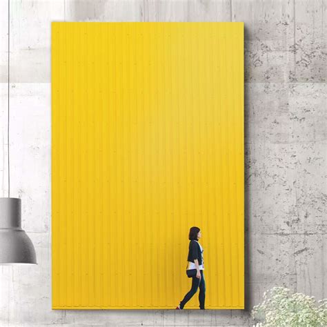 Placa Decorativa Mulher E Muro Amarelo X Cm Elo