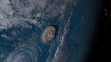 Coberta de cinzas após erupção de vulcão ilha de Tonga parece