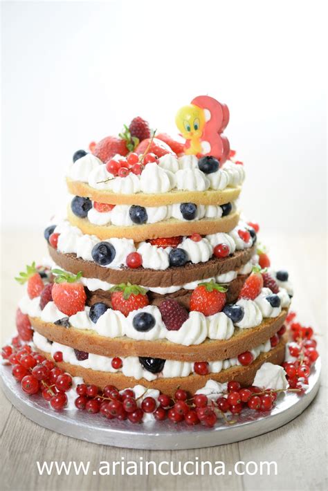 Naked Cake ai frutti di bosco Buon compleanno Anais tra verità bugie