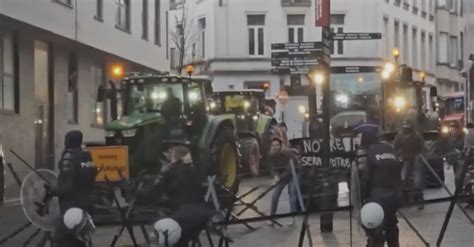 Des Tracteurs Forcent Un Barrage De Police Et Paralysent Bruxelles