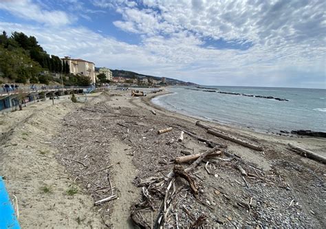 Spiagge Libere Attrezzate Ad Arma Di Taggia Iniziati I Lavori Alla