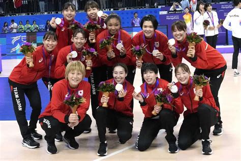 銀メダルを手に記念撮影する日本女子メンバー（ap） ― スポニチ Sponichi Annex スポーツ