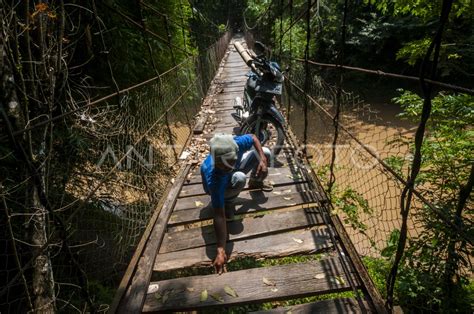 Jembatan Gantung Rusak Di Lebak Antara Foto