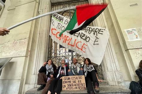 Intifada Studentesca A Torino Incatenati Davanti Al Rettorato