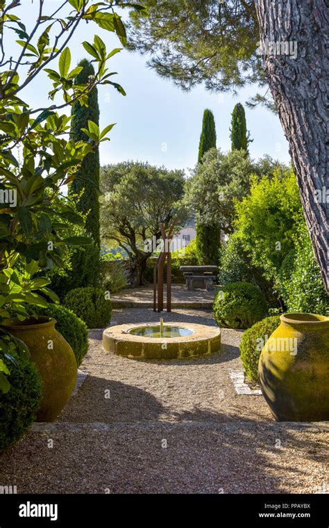 Ein Garten Mit Springbrunnen In Einem Kleinen Alten Dorf Fotos Und