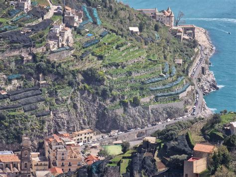 Il Vescovado Venerdì santo di traffico in Costiera Amalfitana auto