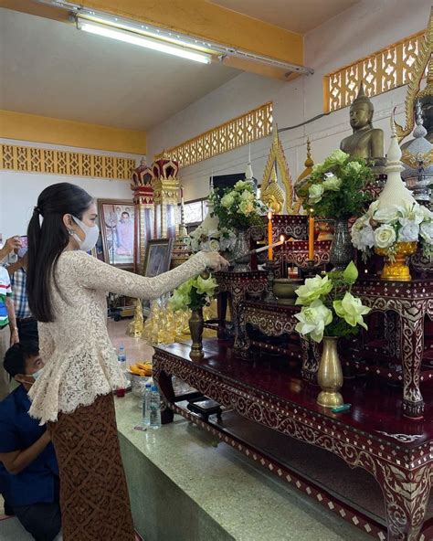 Pesona Nong Poy Kenakan Baju Tradisional Bak Putri Ningrat