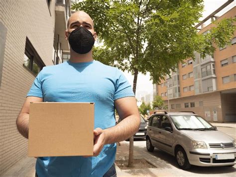 Homem Caucasiano De Uniforme Do Carteiro Ou Do Mensageiro De Entrega