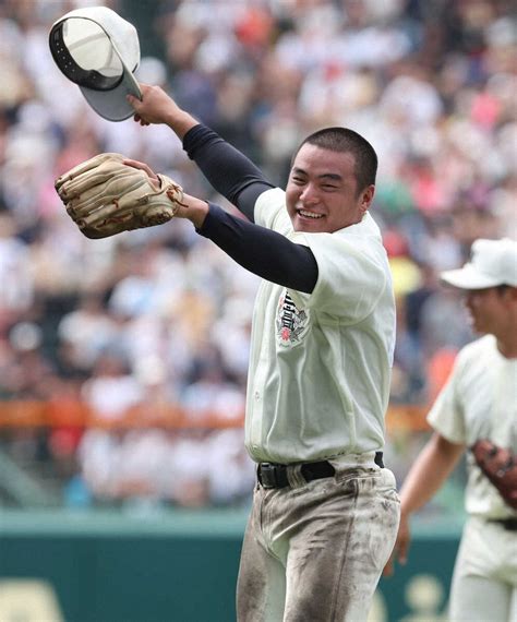 ＜日大三・鳥栖工＞16強入りを決め、笑顔でアルプススタンドの応援団に手を振る日大三・二宮（撮影・北條 貴史） ― スポニチ Sponichi