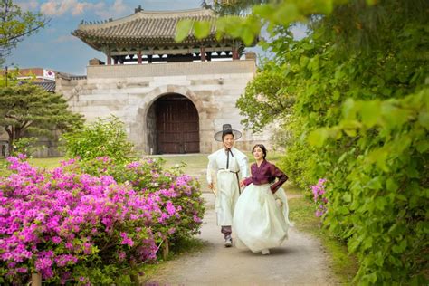 Seoul Hanbok Rental With Gyeongbokgung Palace Visit Getyourguide