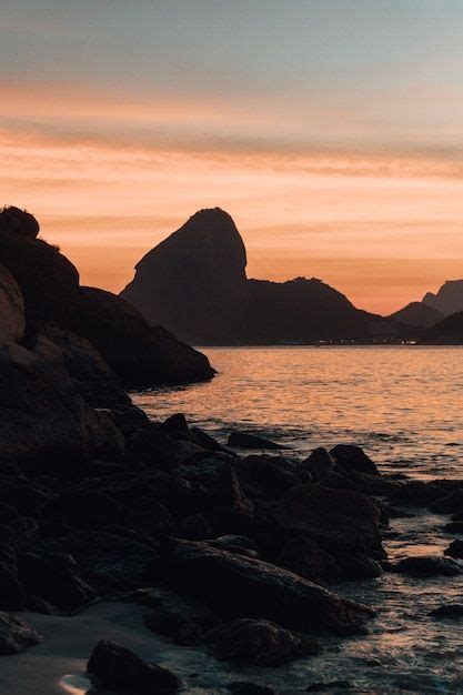 Belas Forma Es Rochosas Perto Do Mar O P R Do Sol No Rio De