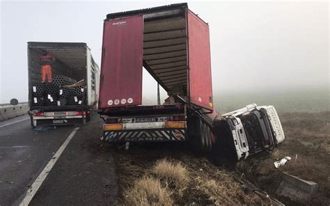 FOTO Trafic restricționat pe Autostrada A11 Arad TIR răsturnat pe