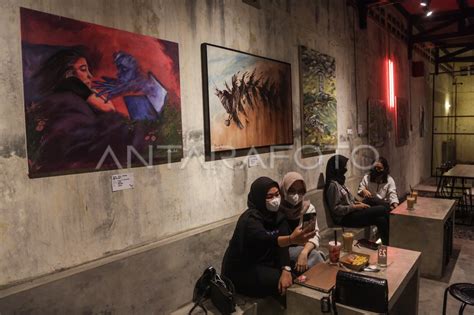 PAMERAN SENI RUPA MAHASISWA ISI DI KEDAI KOPI ANTARA Foto