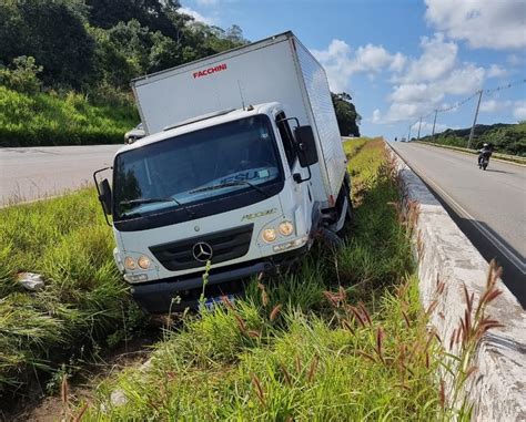 Comerciante é assassinado a tiros dentro de caminhão na BR 408 em São