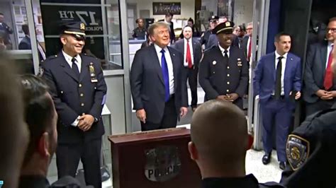 Trump Pays Tribute To 9 11 During Visit To New York Police Precinct