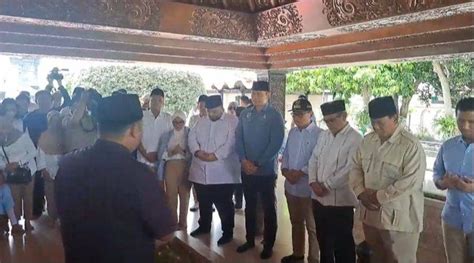 Prabowo Ziarah Ke Makam Sukarno Di Blitar Kumparan