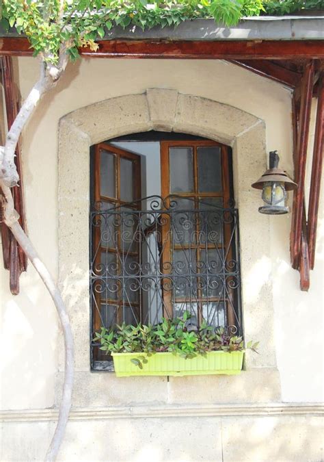 Ventanas Antiguas Con Barras De Metal Enmarcadas En Marcos De Madera En