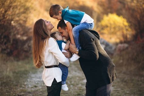 Fam Lia Jovem Dois Filhos Juntos Fora Do Parque Foto Gr Tis