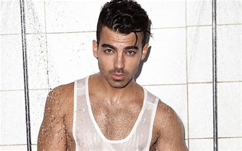 Joe Jonas Estrela Ensaio Sexy E Revela Que Pai Descobriu Seus Primeiros