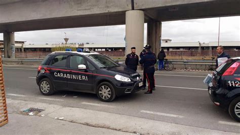 Blitz Dei Carabinieri Al Mercato Delle Pulci Denunciati Rom Il