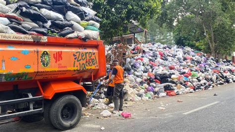 Pedagang Keluhkan Bau Tak Sedap Akibat Tumpukan Sampah Dlh Kota