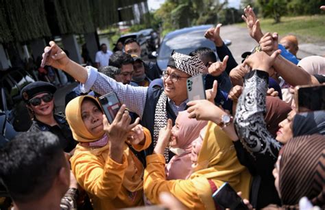 Tiba Di Bandara Banyuwangi Anies Baswedan Disambut Kader Partai