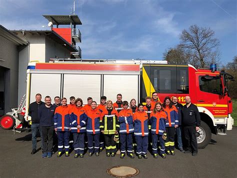 15 neue Einsatzkräfte für Mömbriser Feuerwehren