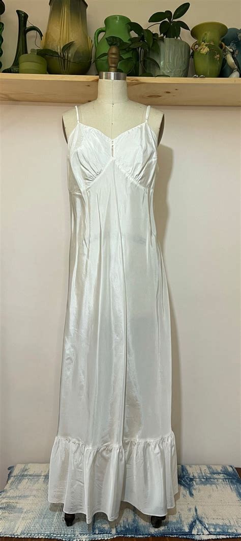 1940s Vintage White Satin Gem