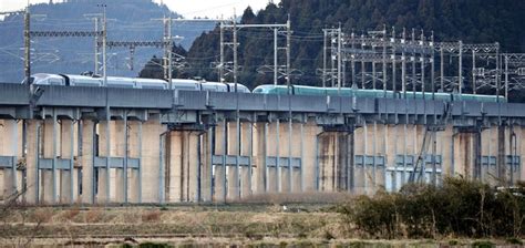 東北新幹線が脱線、乗客75人が高架歩き地上へ大学生「揺れで天井にぶつかるかと思った」 読売新聞