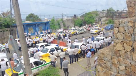 Bloquean Transportistas La Calzada Pie De La Cuesta Insisten Que Se