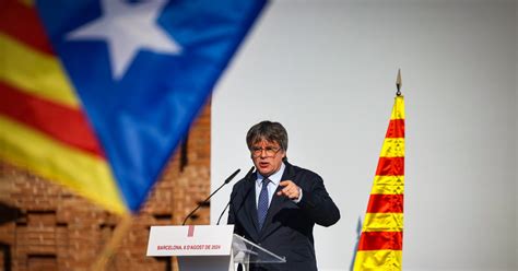 Vídeo Así ha sido el momento de la reaparición de Carles Puigdemont