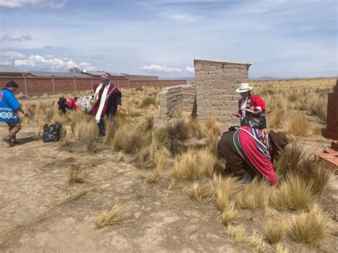 Acto de entrega del proyecto Construcción de aulas y batería de baños