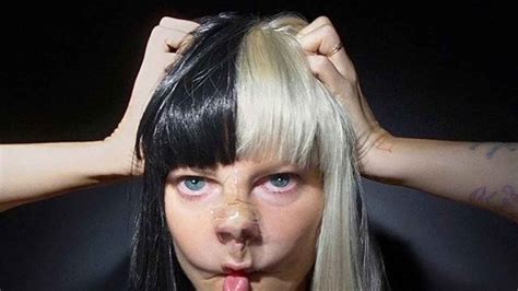 La Extravagante Sia Da La Cara Por Primera Vez