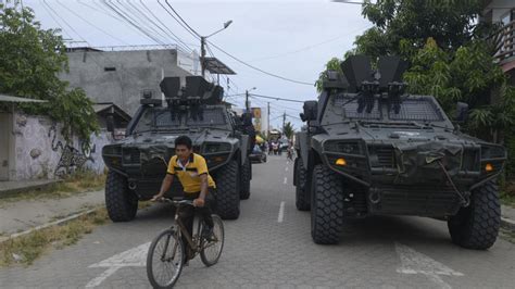 Ecuador da luz verde a la extradición en un referendo marcado por la