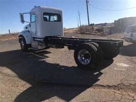 peterbilt  medium trucks