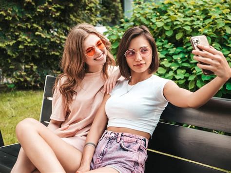 Deux Jeunes Belles Filles Souriantes Hipster Dans Des Vêtements Dété à