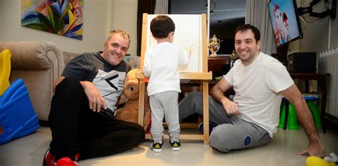 Una pareja gay tuvo un bebé con un vientre prestado y reconocen a los dos como padres