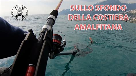 Belly Boat Sullo Sfondo Della Costiera Amalfitana Una Bella Mattinata