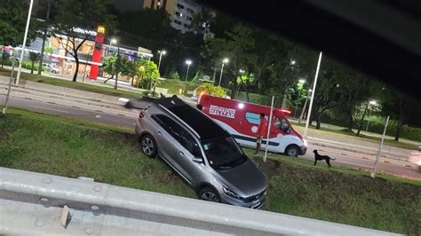 V Deo Carro Invade Canteiro Central E Quase Cai Em Vala Na Avenida Acm