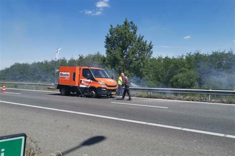 Flinke Rookontwikkeling Bij Bermbrand Langs Snelweg Rijksweg A12 In Ede