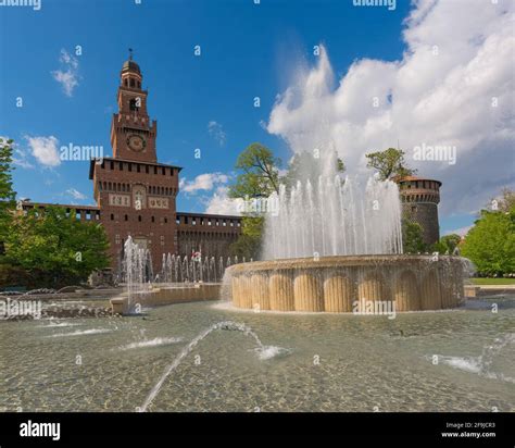 Entrada Principal Al Castillo De Sforza Castello Sforzesco Y Fuente