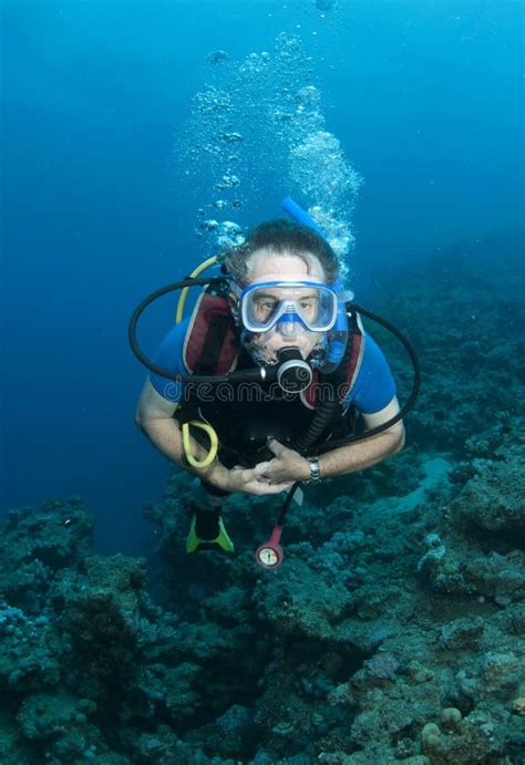 Scuba Diver Blowing Bubbles Underwater Stock Photos Free And Royalty