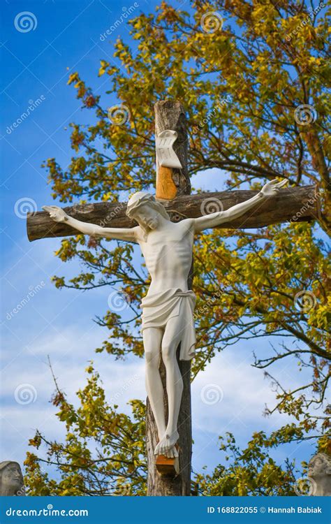 Estátua Crucifix Jesus Pendurado Na Cruz Imagem de Stock Imagem de