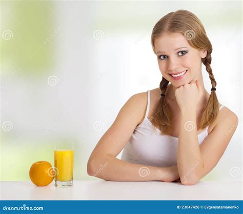 Belle Fille Gaie Heureuse Avec Le Jus D Orange Photo Stock Image Du